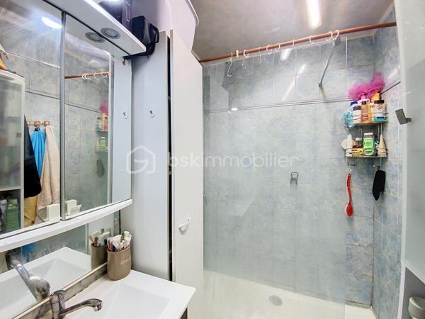 Situé dans une résidence emblématique de la Motte du Couchant, venez découvrir ce grand studio de 27m2 habitable dont 23m2 carrez.
Situé au RDC  avec une belle vue mer, il offre une entrée, une salle d'eau, un WC séparé, une pièce de vie avec un coin cuisine, un balcon et un parking privatif.
Il permet un accès direct à la plage et des commerces du balcon privatif. 
Quelques travaux sont à prévoir.
Ses +++ : climatisations, baies vitrées doubles vitrages, WC séparé, parking et VUE MER.