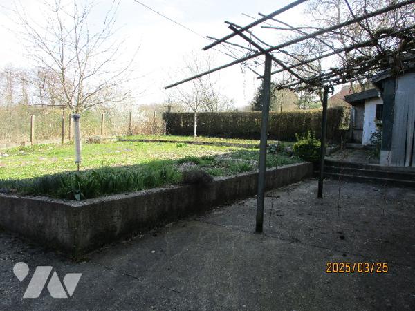 LANCON, une maison d'habitation avec grange et dépendances.