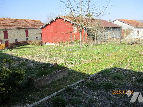 LANCON, une maison d'habitation avec grange et dépendances.