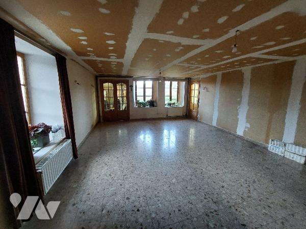 LANCON, une maison d'habitation avec grange et dépendances.