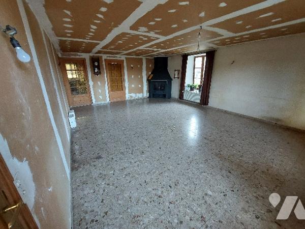 LANCON, une maison d'habitation avec grange et dépendances.
