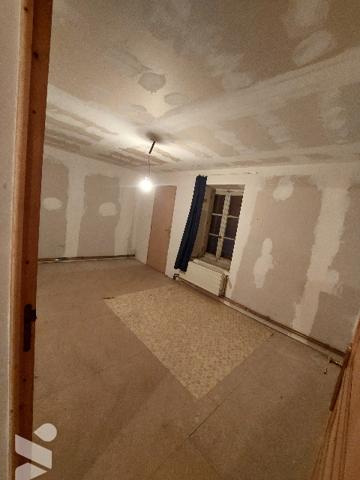 LANCON, une maison d'habitation avec grange et dépendances.