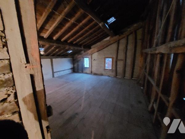 LANCON, une maison d'habitation avec grange et dépendances.