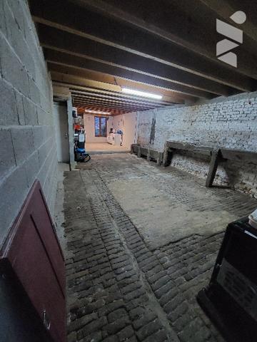 LANCON, une maison d'habitation avec grange et dépendances.