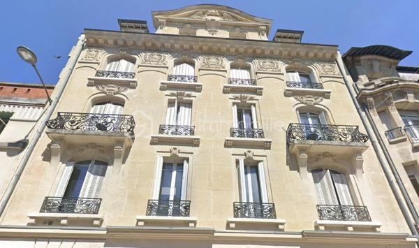 EXCLUSIVITÉ – Magnifique appartement duplex avec terrasse au cœur de la Place du Forum à Reims !

Un bien rare, alliant le charme du centre historique, des volumes généreux et un confort de vie exceptionnel.

Situé Place du Forum, au sein d'une magnifique résidence sécurisée du centre-ville de Reims, découvrez ce superbe appartement en duplex de 152,95 m² habitables soit 97,67 m2 en loi carrez, dont un sous-sol entièrement aménagé , offrant des prestations de qualité et une organisation idéale pour une famille, une profession libérale ou le télétravail.

Dès l'entrée, vous serez séduits par une belle entrée avec dressing, de nombreux espaces de rangement et une distribution particulièrement fonctionnelle.

Le niveau principal comprend une agréable pièce de vie, une cuisine entièrement équipée avec plaque à induction, hotte, four, four à micro-ondes et lave-vaisselle, ainsi que deux chambres, deux bureaux, un cellier, un WC indépendant et deux salles de douche.

À l'extérieur, une terrasse vous permettra de profiter pleinement des beaux jours en toute tranquillité.

Le véritable atout de ce bien réside dans son sous-sol de 55,28 m² entièrement aménagé, comprenant deux chambres supplémentaires, une salle de douche ainsi qu'une pièce de rangement. Un espace idéal pour accueillir famille et amis, créer un espace indépendant ou répondre à de nombreux projets de vie.

Le confort est également au rendez-vous avec :
Chauffage au gaz.
Chaudière récente (3 ans).
Chauffage au sol au rez-de-chaussée.
Radiateurs au gaz dans le sous-sol.
Chauffage électrique dans les salles de douche.
Volets roulants électriques ainsi que les fenêtres de toit (Velux) motorisées.
Nombreux rangements intégrés.
Une cave.

Côté stationnement, vous bénéficierez d'un garage situé à seulement 8 minutes à pied, pour 100 € par mois, possibilité de l'acheter.
Il est également possible de stationner juste devant la résidence grâce au stationnement résidentiel, pour seulement 4,20 € par semaine, soit 16,80 € par mois, un véritable avantage en plein cœur de Reims.

Informations complémentaires

Taxe foncière 2026 : 1 850 €.
Charges de copropriété comprenant un syndic professionnel, les assurances de l'immeuble, l'entretien des parties communes, l'électricité des communs ainsi que les prestations de ménage.

Les points forts
Emplacement exceptionnel sur la Place du Forum.
Résidence de standing en plein centre-ville.
Duplex lumineux et fonctionnel.
152,95 m² habitables dont 55,28 m² aménagés.
4 chambres et 2 bureaux selon vos besoins.
Terrasse.
Cave.
Garage à proximité.
Nombreux rangements.
Prestations de qualité.

Idéal pour une famille, une activité professionnelle ou le télétravail.

Un bien particulièrement rare sur le marché Rémois, offrant un cadre de vie privilégié à quelques pas des commerces, restaurants, écoles, transports et de toutes les commodités du centre historique de Reims.