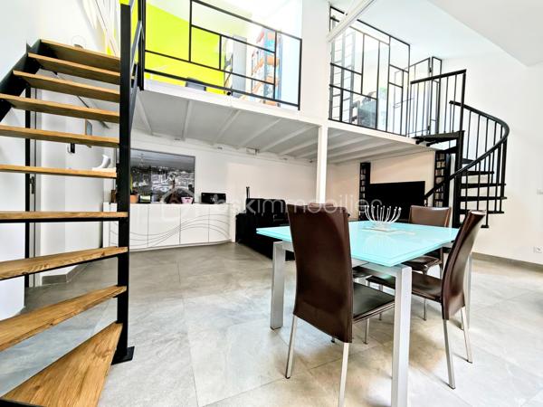 EXCLUSIVITÉ – Magnifique appartement duplex avec terrasse au cœur de la Place du Forum à Reims !

Un bien rare, alliant le charme du centre historique, des volumes généreux et un confort de vie exceptionnel.

Situé Place du Forum, au sein d'une magnifique résidence sécurisée du centre-ville de Reims, découvrez ce superbe appartement en duplex de 152,95 m² habitables soit 97,67 m2 en loi carrez, dont un sous-sol entièrement aménagé , offrant des prestations de qualité et une organisation idéale pour une famille, une profession libérale ou le télétravail.

Dès l'entrée, vous serez séduits par une belle entrée avec dressing, de nombreux espaces de rangement et une distribution particulièrement fonctionnelle.

Le niveau principal comprend une agréable pièce de vie, une cuisine entièrement équipée avec plaque à induction, hotte, four, four à micro-ondes et lave-vaisselle, ainsi que deux chambres, deux bureaux, un cellier, un WC indépendant et deux salles de douche.

À l'extérieur, une terrasse vous permettra de profiter pleinement des beaux jours en toute tranquillité.

Le véritable atout de ce bien réside dans son sous-sol de 55,28 m² entièrement aménagé, comprenant deux chambres supplémentaires, une salle de douche ainsi qu'une pièce de rangement. Un espace idéal pour accueillir famille et amis, créer un espace indépendant ou répondre à de nombreux projets de vie.

Le confort est également au rendez-vous avec :
Chauffage au gaz.
Chaudière récente (3 ans).
Chauffage au sol au rez-de-chaussée.
Radiateurs au gaz dans le sous-sol.
Chauffage électrique dans les salles de douche.
Volets roulants électriques ainsi que les fenêtres de toit (Velux) motorisées.
Nombreux rangements intégrés.
Une cave.

Côté stationnement, vous bénéficierez d'un garage situé à seulement 8 minutes à pied, pour 100 € par mois, possibilité de l'acheter.
Il est également possible de stationner juste devant la résidence grâce au stationnement résidentiel, pour seulement 4,20 € par semaine, soit 16,80 € par mois, un véritable avantage en plein cœur de Reims.

Informations complémentaires

Taxe foncière 2026 : 1 850 €.
Charges de copropriété comprenant un syndic professionnel, les assurances de l'immeuble, l'entretien des parties communes, l'électricité des communs ainsi que les prestations de ménage.

Les points forts
Emplacement exceptionnel sur la Place du Forum.
Résidence de standing en plein centre-ville.
Duplex lumineux et fonctionnel.
152,95 m² habitables dont 55,28 m² aménagés.
4 chambres et 2 bureaux selon vos besoins.
Terrasse.
Cave.
Garage à proximité.
Nombreux rangements.
Prestations de qualité.

Idéal pour une famille, une activité professionnelle ou le télétravail.

Un bien particulièrement rare sur le marché Rémois, offrant un cadre de vie privilégié à quelques pas des commerces, restaurants, écoles, transports et de toutes les commodités du centre historique de Reims.