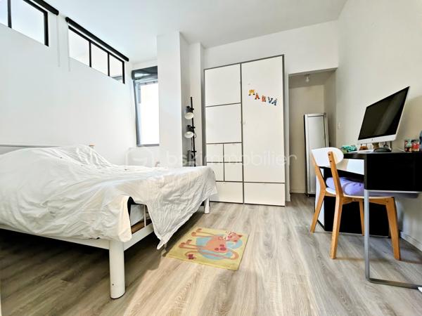 EXCLUSIVITÉ – Magnifique appartement duplex avec terrasse au cœur de la Place du Forum à Reims !

Un bien rare, alliant le charme du centre historique, des volumes généreux et un confort de vie exceptionnel.

Situé Place du Forum, au sein d'une magnifique résidence sécurisée du centre-ville de Reims, découvrez ce superbe appartement en duplex de 152,95 m² habitables soit 97,67 m2 en loi carrez, dont un sous-sol entièrement aménagé , offrant des prestations de qualité et une organisation idéale pour une famille, une profession libérale ou le télétravail.

Dès l'entrée, vous serez séduits par une belle entrée avec dressing, de nombreux espaces de rangement et une distribution particulièrement fonctionnelle.

Le niveau principal comprend une agréable pièce de vie, une cuisine entièrement équipée avec plaque à induction, hotte, four, four à micro-ondes et lave-vaisselle, ainsi que deux chambres, deux bureaux, un cellier, un WC indépendant et deux salles de douche.

À l'extérieur, une terrasse vous permettra de profiter pleinement des beaux jours en toute tranquillité.

Le véritable atout de ce bien réside dans son sous-sol de 55,28 m² entièrement aménagé, comprenant deux chambres supplémentaires, une salle de douche ainsi qu'une pièce de rangement. Un espace idéal pour accueillir famille et amis, créer un espace indépendant ou répondre à de nombreux projets de vie.

Le confort est également au rendez-vous avec :
Chauffage au gaz.
Chaudière récente (3 ans).
Chauffage au sol au rez-de-chaussée.
Radiateurs au gaz dans le sous-sol.
Chauffage électrique dans les salles de douche.
Volets roulants électriques ainsi que les fenêtres de toit (Velux) motorisées.
Nombreux rangements intégrés.
Une cave.

Côté stationnement, vous bénéficierez d'un garage situé à seulement 8 minutes à pied, pour 100 € par mois, possibilité de l'acheter.
Il est également possible de stationner juste devant la résidence grâce au stationnement résidentiel, pour seulement 4,20 € par semaine, soit 16,80 € par mois, un véritable avantage en plein cœur de Reims.

Informations complémentaires

Taxe foncière 2026 : 1 850 €.
Charges de copropriété comprenant un syndic professionnel, les assurances de l'immeuble, l'entretien des parties communes, l'électricité des communs ainsi que les prestations de ménage.

Les points forts
Emplacement exceptionnel sur la Place du Forum.
Résidence de standing en plein centre-ville.
Duplex lumineux et fonctionnel.
152,95 m² habitables dont 55,28 m² aménagés.
4 chambres et 2 bureaux selon vos besoins.
Terrasse.
Cave.
Garage à proximité.
Nombreux rangements.
Prestations de qualité.

Idéal pour une famille, une activité professionnelle ou le télétravail.

Un bien particulièrement rare sur le marché Rémois, offrant un cadre de vie privilégié à quelques pas des commerces, restaurants, écoles, transports et de toutes les commodités du centre historique de Reims.