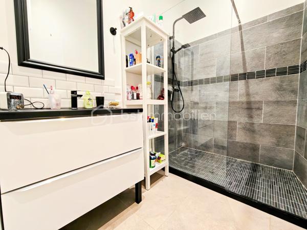 EXCLUSIVITÉ – Magnifique appartement duplex avec terrasse au cœur de la Place du Forum à Reims !

Un bien rare, alliant le charme du centre historique, des volumes généreux et un confort de vie exceptionnel.

Situé Place du Forum, au sein d'une magnifique résidence sécurisée du centre-ville de Reims, découvrez ce superbe appartement en duplex de 152,95 m² habitables soit 97,67 m2 en loi carrez, dont un sous-sol entièrement aménagé , offrant des prestations de qualité et une organisation idéale pour une famille, une profession libérale ou le télétravail.

Dès l'entrée, vous serez séduits par une belle entrée avec dressing, de nombreux espaces de rangement et une distribution particulièrement fonctionnelle.

Le niveau principal comprend une agréable pièce de vie, une cuisine entièrement équipée avec plaque à induction, hotte, four, four à micro-ondes et lave-vaisselle, ainsi que deux chambres, deux bureaux, un cellier, un WC indépendant et deux salles de douche.

À l'extérieur, une terrasse vous permettra de profiter pleinement des beaux jours en toute tranquillité.

Le véritable atout de ce bien réside dans son sous-sol de 55,28 m² entièrement aménagé, comprenant deux chambres supplémentaires, une salle de douche ainsi qu'une pièce de rangement. Un espace idéal pour accueillir famille et amis, créer un espace indépendant ou répondre à de nombreux projets de vie.

Le confort est également au rendez-vous avec :
Chauffage au gaz.
Chaudière récente (3 ans).
Chauffage au sol au rez-de-chaussée.
Radiateurs au gaz dans le sous-sol.
Chauffage électrique dans les salles de douche.
Volets roulants électriques ainsi que les fenêtres de toit (Velux) motorisées.
Nombreux rangements intégrés.
Une cave.

Côté stationnement, vous bénéficierez d'un garage situé à seulement 8 minutes à pied, pour 100 € par mois, possibilité de l'acheter.
Il est également possible de stationner juste devant la résidence grâce au stationnement résidentiel, pour seulement 4,20 € par semaine, soit 16,80 € par mois, un véritable avantage en plein cœur de Reims.

Informations complémentaires

Taxe foncière 2026 : 1 850 €.
Charges de copropriété comprenant un syndic professionnel, les assurances de l'immeuble, l'entretien des parties communes, l'électricité des communs ainsi que les prestations de ménage.

Les points forts
Emplacement exceptionnel sur la Place du Forum.
Résidence de standing en plein centre-ville.
Duplex lumineux et fonctionnel.
152,95 m² habitables dont 55,28 m² aménagés.
4 chambres et 2 bureaux selon vos besoins.
Terrasse.
Cave.
Garage à proximité.
Nombreux rangements.
Prestations de qualité.

Idéal pour une famille, une activité professionnelle ou le télétravail.

Un bien particulièrement rare sur le marché Rémois, offrant un cadre de vie privilégié à quelques pas des commerces, restaurants, écoles, transports et de toutes les commodités du centre historique de Reims.