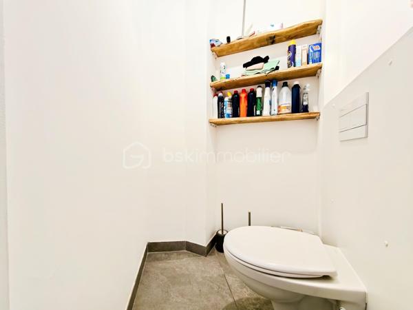 EXCLUSIVITÉ – Magnifique appartement duplex avec terrasse au cœur de la Place du Forum à Reims !

Un bien rare, alliant le charme du centre historique, des volumes généreux et un confort de vie exceptionnel.

Situé Place du Forum, au sein d'une magnifique résidence sécurisée du centre-ville de Reims, découvrez ce superbe appartement en duplex de 152,95 m² habitables soit 97,67 m2 en loi carrez, dont un sous-sol entièrement aménagé , offrant des prestations de qualité et une organisation idéale pour une famille, une profession libérale ou le télétravail.

Dès l'entrée, vous serez séduits par une belle entrée avec dressing, de nombreux espaces de rangement et une distribution particulièrement fonctionnelle.

Le niveau principal comprend une agréable pièce de vie, une cuisine entièrement équipée avec plaque à induction, hotte, four, four à micro-ondes et lave-vaisselle, ainsi que deux chambres, deux bureaux, un cellier, un WC indépendant et deux salles de douche.

À l'extérieur, une terrasse vous permettra de profiter pleinement des beaux jours en toute tranquillité.

Le véritable atout de ce bien réside dans son sous-sol de 55,28 m² entièrement aménagé, comprenant deux chambres supplémentaires, une salle de douche ainsi qu'une pièce de rangement. Un espace idéal pour accueillir famille et amis, créer un espace indépendant ou répondre à de nombreux projets de vie.

Le confort est également au rendez-vous avec :
Chauffage au gaz.
Chaudière récente (3 ans).
Chauffage au sol au rez-de-chaussée.
Radiateurs au gaz dans le sous-sol.
Chauffage électrique dans les salles de douche.
Volets roulants électriques ainsi que les fenêtres de toit (Velux) motorisées.
Nombreux rangements intégrés.
Une cave.

Côté stationnement, vous bénéficierez d'un garage situé à seulement 8 minutes à pied, pour 100 € par mois, possibilité de l'acheter.
Il est également possible de stationner juste devant la résidence grâce au stationnement résidentiel, pour seulement 4,20 € par semaine, soit 16,80 € par mois, un véritable avantage en plein cœur de Reims.

Informations complémentaires

Taxe foncière 2026 : 1 850 €.
Charges de copropriété comprenant un syndic professionnel, les assurances de l'immeuble, l'entretien des parties communes, l'électricité des communs ainsi que les prestations de ménage.

Les points forts
Emplacement exceptionnel sur la Place du Forum.
Résidence de standing en plein centre-ville.
Duplex lumineux et fonctionnel.
152,95 m² habitables dont 55,28 m² aménagés.
4 chambres et 2 bureaux selon vos besoins.
Terrasse.
Cave.
Garage à proximité.
Nombreux rangements.
Prestations de qualité.

Idéal pour une famille, une activité professionnelle ou le télétravail.

Un bien particulièrement rare sur le marché Rémois, offrant un cadre de vie privilégié à quelques pas des commerces, restaurants, écoles, transports et de toutes les commodités du centre historique de Reims.