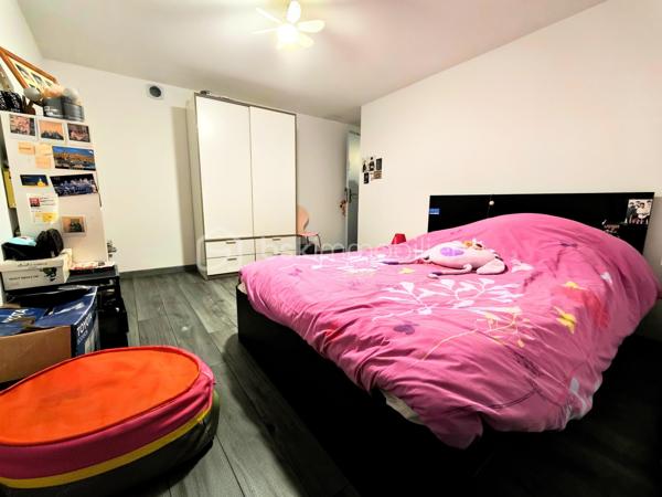 EXCLUSIVITÉ – Magnifique appartement duplex avec terrasse au cœur de la Place du Forum à Reims !

Un bien rare, alliant le charme du centre historique, des volumes généreux et un confort de vie exceptionnel.

Situé Place du Forum, au sein d'une magnifique résidence sécurisée du centre-ville de Reims, découvrez ce superbe appartement en duplex de 152,95 m² habitables soit 97,67 m2 en loi carrez, dont un sous-sol entièrement aménagé , offrant des prestations de qualité et une organisation idéale pour une famille, une profession libérale ou le télétravail.

Dès l'entrée, vous serez séduits par une belle entrée avec dressing, de nombreux espaces de rangement et une distribution particulièrement fonctionnelle.

Le niveau principal comprend une agréable pièce de vie, une cuisine entièrement équipée avec plaque à induction, hotte, four, four à micro-ondes et lave-vaisselle, ainsi que deux chambres, deux bureaux, un cellier, un WC indépendant et deux salles de douche.

À l'extérieur, une terrasse vous permettra de profiter pleinement des beaux jours en toute tranquillité.

Le véritable atout de ce bien réside dans son sous-sol de 55,28 m² entièrement aménagé, comprenant deux chambres supplémentaires, une salle de douche ainsi qu'une pièce de rangement. Un espace idéal pour accueillir famille et amis, créer un espace indépendant ou répondre à de nombreux projets de vie.

Le confort est également au rendez-vous avec :
Chauffage au gaz.
Chaudière récente (3 ans).
Chauffage au sol au rez-de-chaussée.
Radiateurs au gaz dans le sous-sol.
Chauffage électrique dans les salles de douche.
Volets roulants électriques ainsi que les fenêtres de toit (Velux) motorisées.
Nombreux rangements intégrés.
Une cave.

Côté stationnement, vous bénéficierez d'un garage situé à seulement 8 minutes à pied, pour 100 € par mois, possibilité de l'acheter.
Il est également possible de stationner juste devant la résidence grâce au stationnement résidentiel, pour seulement 4,20 € par semaine, soit 16,80 € par mois, un véritable avantage en plein cœur de Reims.

Informations complémentaires

Taxe foncière 2026 : 1 850 €.
Charges de copropriété comprenant un syndic professionnel, les assurances de l'immeuble, l'entretien des parties communes, l'électricité des communs ainsi que les prestations de ménage.

Les points forts
Emplacement exceptionnel sur la Place du Forum.
Résidence de standing en plein centre-ville.
Duplex lumineux et fonctionnel.
152,95 m² habitables dont 55,28 m² aménagés.
4 chambres et 2 bureaux selon vos besoins.
Terrasse.
Cave.
Garage à proximité.
Nombreux rangements.
Prestations de qualité.

Idéal pour une famille, une activité professionnelle ou le télétravail.

Un bien particulièrement rare sur le marché Rémois, offrant un cadre de vie privilégié à quelques pas des commerces, restaurants, écoles, transports et de toutes les commodités du centre historique de Reims.