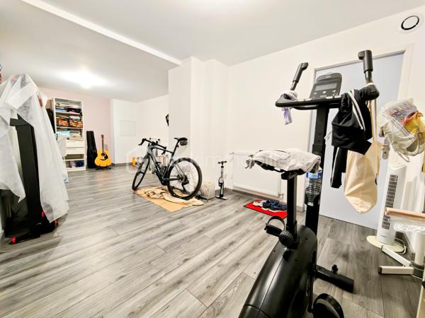 EXCLUSIVITÉ – Magnifique appartement duplex avec terrasse au cœur de la Place du Forum à Reims !

Un bien rare, alliant le charme du centre historique, des volumes généreux et un confort de vie exceptionnel.

Situé Place du Forum, au sein d'une magnifique résidence sécurisée du centre-ville de Reims, découvrez ce superbe appartement en duplex de 152,95 m² habitables soit 97,67 m2 en loi carrez, dont un sous-sol entièrement aménagé , offrant des prestations de qualité et une organisation idéale pour une famille, une profession libérale ou le télétravail.

Dès l'entrée, vous serez séduits par une belle entrée avec dressing, de nombreux espaces de rangement et une distribution particulièrement fonctionnelle.

Le niveau principal comprend une agréable pièce de vie, une cuisine entièrement équipée avec plaque à induction, hotte, four, four à micro-ondes et lave-vaisselle, ainsi que deux chambres, deux bureaux, un cellier, un WC indépendant et deux salles de douche.

À l'extérieur, une terrasse vous permettra de profiter pleinement des beaux jours en toute tranquillité.

Le véritable atout de ce bien réside dans son sous-sol de 55,28 m² entièrement aménagé, comprenant deux chambres supplémentaires, une salle de douche ainsi qu'une pièce de rangement. Un espace idéal pour accueillir famille et amis, créer un espace indépendant ou répondre à de nombreux projets de vie.

Le confort est également au rendez-vous avec :
Chauffage au gaz.
Chaudière récente (3 ans).
Chauffage au sol au rez-de-chaussée.
Radiateurs au gaz dans le sous-sol.
Chauffage électrique dans les salles de douche.
Volets roulants électriques ainsi que les fenêtres de toit (Velux) motorisées.
Nombreux rangements intégrés.
Une cave.

Côté stationnement, vous bénéficierez d'un garage situé à seulement 8 minutes à pied, pour 100 € par mois, possibilité de l'acheter.
Il est également possible de stationner juste devant la résidence grâce au stationnement résidentiel, pour seulement 4,20 € par semaine, soit 16,80 € par mois, un véritable avantage en plein cœur de Reims.

Informations complémentaires

Taxe foncière 2026 : 1 850 €.
Charges de copropriété comprenant un syndic professionnel, les assurances de l'immeuble, l'entretien des parties communes, l'électricité des communs ainsi que les prestations de ménage.

Les points forts
Emplacement exceptionnel sur la Place du Forum.
Résidence de standing en plein centre-ville.
Duplex lumineux et fonctionnel.
152,95 m² habitables dont 55,28 m² aménagés.
4 chambres et 2 bureaux selon vos besoins.
Terrasse.
Cave.
Garage à proximité.
Nombreux rangements.
Prestations de qualité.

Idéal pour une famille, une activité professionnelle ou le télétravail.

Un bien particulièrement rare sur le marché Rémois, offrant un cadre de vie privilégié à quelques pas des commerces, restaurants, écoles, transports et de toutes les commodités du centre historique de Reims.