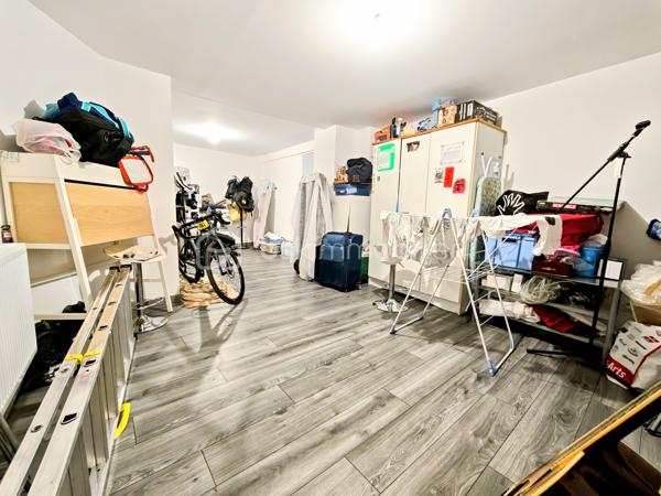 EXCLUSIVITÉ – Magnifique appartement duplex avec terrasse au cœur de la Place du Forum à Reims !

Un bien rare, alliant le charme du centre historique, des volumes généreux et un confort de vie exceptionnel.

Situé Place du Forum, au sein d'une magnifique résidence sécurisée du centre-ville de Reims, découvrez ce superbe appartement en duplex de 152,95 m² habitables soit 97,67 m2 en loi carrez, dont un sous-sol entièrement aménagé , offrant des prestations de qualité et une organisation idéale pour une famille, une profession libérale ou le télétravail.

Dès l'entrée, vous serez séduits par une belle entrée avec dressing, de nombreux espaces de rangement et une distribution particulièrement fonctionnelle.

Le niveau principal comprend une agréable pièce de vie, une cuisine entièrement équipée avec plaque à induction, hotte, four, four à micro-ondes et lave-vaisselle, ainsi que deux chambres, deux bureaux, un cellier, un WC indépendant et deux salles de douche.

À l'extérieur, une terrasse vous permettra de profiter pleinement des beaux jours en toute tranquillité.

Le véritable atout de ce bien réside dans son sous-sol de 55,28 m² entièrement aménagé, comprenant deux chambres supplémentaires, une salle de douche ainsi qu'une pièce de rangement. Un espace idéal pour accueillir famille et amis, créer un espace indépendant ou répondre à de nombreux projets de vie.

Le confort est également au rendez-vous avec :
Chauffage au gaz.
Chaudière récente (3 ans).
Chauffage au sol au rez-de-chaussée.
Radiateurs au gaz dans le sous-sol.
Chauffage électrique dans les salles de douche.
Volets roulants électriques ainsi que les fenêtres de toit (Velux) motorisées.
Nombreux rangements intégrés.
Une cave.

Côté stationnement, vous bénéficierez d'un garage situé à seulement 8 minutes à pied, pour 100 € par mois, possibilité de l'acheter.
Il est également possible de stationner juste devant la résidence grâce au stationnement résidentiel, pour seulement 4,20 € par semaine, soit 16,80 € par mois, un véritable avantage en plein cœur de Reims.

Informations complémentaires

Taxe foncière 2026 : 1 850 €.
Charges de copropriété comprenant un syndic professionnel, les assurances de l'immeuble, l'entretien des parties communes, l'électricité des communs ainsi que les prestations de ménage.

Les points forts
Emplacement exceptionnel sur la Place du Forum.
Résidence de standing en plein centre-ville.
Duplex lumineux et fonctionnel.
152,95 m² habitables dont 55,28 m² aménagés.
4 chambres et 2 bureaux selon vos besoins.
Terrasse.
Cave.
Garage à proximité.
Nombreux rangements.
Prestations de qualité.

Idéal pour une famille, une activité professionnelle ou le télétravail.

Un bien particulièrement rare sur le marché Rémois, offrant un cadre de vie privilégié à quelques pas des commerces, restaurants, écoles, transports et de toutes les commodités du centre historique de Reims.