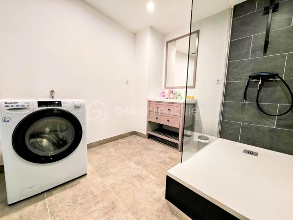 EXCLUSIVITÉ – Magnifique appartement duplex avec terrasse au cœur de la Place du Forum à Reims !

Un bien rare, alliant le charme du centre historique, des volumes généreux et un confort de vie exceptionnel.

Situé Place du Forum, au sein d'une magnifique résidence sécurisée du centre-ville de Reims, découvrez ce superbe appartement en duplex de 152,95 m² habitables soit 97,67 m2 en loi carrez, dont un sous-sol entièrement aménagé , offrant des prestations de qualité et une organisation idéale pour une famille, une profession libérale ou le télétravail.

Dès l'entrée, vous serez séduits par une belle entrée avec dressing, de nombreux espaces de rangement et une distribution particulièrement fonctionnelle.

Le niveau principal comprend une agréable pièce de vie, une cuisine entièrement équipée avec plaque à induction, hotte, four, four à micro-ondes et lave-vaisselle, ainsi que deux chambres, deux bureaux, un cellier, un WC indépendant et deux salles de douche.

À l'extérieur, une terrasse vous permettra de profiter pleinement des beaux jours en toute tranquillité.

Le véritable atout de ce bien réside dans son sous-sol de 55,28 m² entièrement aménagé, comprenant deux chambres supplémentaires, une salle de douche ainsi qu'une pièce de rangement. Un espace idéal pour accueillir famille et amis, créer un espace indépendant ou répondre à de nombreux projets de vie.

Le confort est également au rendez-vous avec :
Chauffage au gaz.
Chaudière récente (3 ans).
Chauffage au sol au rez-de-chaussée.
Radiateurs au gaz dans le sous-sol.
Chauffage électrique dans les salles de douche.
Volets roulants électriques ainsi que les fenêtres de toit (Velux) motorisées.
Nombreux rangements intégrés.
Une cave.

Côté stationnement, vous bénéficierez d'un garage situé à seulement 8 minutes à pied, pour 100 € par mois, possibilité de l'acheter.
Il est également possible de stationner juste devant la résidence grâce au stationnement résidentiel, pour seulement 4,20 € par semaine, soit 16,80 € par mois, un véritable avantage en plein cœur de Reims.

Informations complémentaires

Taxe foncière 2026 : 1 850 €.
Charges de copropriété comprenant un syndic professionnel, les assurances de l'immeuble, l'entretien des parties communes, l'électricité des communs ainsi que les prestations de ménage.

Les points forts
Emplacement exceptionnel sur la Place du Forum.
Résidence de standing en plein centre-ville.
Duplex lumineux et fonctionnel.
152,95 m² habitables dont 55,28 m² aménagés.
4 chambres et 2 bureaux selon vos besoins.
Terrasse.
Cave.
Garage à proximité.
Nombreux rangements.
Prestations de qualité.

Idéal pour une famille, une activité professionnelle ou le télétravail.

Un bien particulièrement rare sur le marché Rémois, offrant un cadre de vie privilégié à quelques pas des commerces, restaurants, écoles, transports et de toutes les commodités du centre historique de Reims.