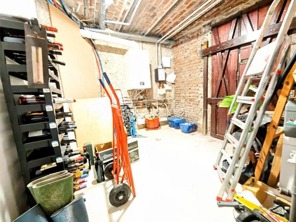 EXCLUSIVITÉ – Magnifique appartement duplex avec terrasse au cœur de la Place du Forum à Reims !

Un bien rare, alliant le charme du centre historique, des volumes généreux et un confort de vie exceptionnel.

Situé Place du Forum, au sein d'une magnifique résidence sécurisée du centre-ville de Reims, découvrez ce superbe appartement en duplex de 152,95 m² habitables soit 97,67 m2 en loi carrez, dont un sous-sol entièrement aménagé , offrant des prestations de qualité et une organisation idéale pour une famille, une profession libérale ou le télétravail.

Dès l'entrée, vous serez séduits par une belle entrée avec dressing, de nombreux espaces de rangement et une distribution particulièrement fonctionnelle.

Le niveau principal comprend une agréable pièce de vie, une cuisine entièrement équipée avec plaque à induction, hotte, four, four à micro-ondes et lave-vaisselle, ainsi que deux chambres, deux bureaux, un cellier, un WC indépendant et deux salles de douche.

À l'extérieur, une terrasse vous permettra de profiter pleinement des beaux jours en toute tranquillité.

Le véritable atout de ce bien réside dans son sous-sol de 55,28 m² entièrement aménagé, comprenant deux chambres supplémentaires, une salle de douche ainsi qu'une pièce de rangement. Un espace idéal pour accueillir famille et amis, créer un espace indépendant ou répondre à de nombreux projets de vie.

Le confort est également au rendez-vous avec :
Chauffage au gaz.
Chaudière récente (3 ans).
Chauffage au sol au rez-de-chaussée.
Radiateurs au gaz dans le sous-sol.
Chauffage électrique dans les salles de douche.
Volets roulants électriques ainsi que les fenêtres de toit (Velux) motorisées.
Nombreux rangements intégrés.
Une cave.

Côté stationnement, vous bénéficierez d'un garage situé à seulement 8 minutes à pied, pour 100 € par mois, possibilité de l'acheter.
Il est également possible de stationner juste devant la résidence grâce au stationnement résidentiel, pour seulement 4,20 € par semaine, soit 16,80 € par mois, un véritable avantage en plein cœur de Reims.

Informations complémentaires

Taxe foncière 2026 : 1 850 €.
Charges de copropriété comprenant un syndic professionnel, les assurances de l'immeuble, l'entretien des parties communes, l'électricité des communs ainsi que les prestations de ménage.

Les points forts
Emplacement exceptionnel sur la Place du Forum.
Résidence de standing en plein centre-ville.
Duplex lumineux et fonctionnel.
152,95 m² habitables dont 55,28 m² aménagés.
4 chambres et 2 bureaux selon vos besoins.
Terrasse.
Cave.
Garage à proximité.
Nombreux rangements.
Prestations de qualité.

Idéal pour une famille, une activité professionnelle ou le télétravail.

Un bien particulièrement rare sur le marché Rémois, offrant un cadre de vie privilégié à quelques pas des commerces, restaurants, écoles, transports et de toutes les commodités du centre historique de Reims.