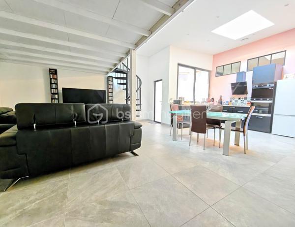 EXCLUSIVITÉ – Magnifique appartement duplex avec terrasse au cœur de la Place du Forum à Reims !

Un bien rare, alliant le charme du centre historique, des volumes généreux et un confort de vie exceptionnel.

Situé Place du Forum, au sein d'une magnifique résidence sécurisée du centre-ville de Reims, découvrez ce superbe appartement en duplex de 152,95 m² habitables soit 97,67 m2 en loi carrez, dont un sous-sol entièrement aménagé , offrant des prestations de qualité et une organisation idéale pour une famille, une profession libérale ou le télétravail.

Dès l'entrée, vous serez séduits par une belle entrée avec dressing, de nombreux espaces de rangement et une distribution particulièrement fonctionnelle.

Le niveau principal comprend une agréable pièce de vie, une cuisine entièrement équipée avec plaque à induction, hotte, four, four à micro-ondes et lave-vaisselle, ainsi que deux chambres, deux bureaux, un cellier, un WC indépendant et deux salles de douche.

À l'extérieur, une terrasse vous permettra de profiter pleinement des beaux jours en toute tranquillité.

Le véritable atout de ce bien réside dans son sous-sol de 55,28 m² entièrement aménagé, comprenant deux chambres supplémentaires, une salle de douche ainsi qu'une pièce de rangement. Un espace idéal pour accueillir famille et amis, créer un espace indépendant ou répondre à de nombreux projets de vie.

Le confort est également au rendez-vous avec :
Chauffage au gaz.
Chaudière récente (3 ans).
Chauffage au sol au rez-de-chaussée.
Radiateurs au gaz dans le sous-sol.
Chauffage électrique dans les salles de douche.
Volets roulants électriques ainsi que les fenêtres de toit (Velux) motorisées.
Nombreux rangements intégrés.
Une cave.

Côté stationnement, vous bénéficierez d'un garage situé à seulement 8 minutes à pied, pour 100 € par mois, possibilité de l'acheter.
Il est également possible de stationner juste devant la résidence grâce au stationnement résidentiel, pour seulement 4,20 € par semaine, soit 16,80 € par mois, un véritable avantage en plein cœur de Reims.

Informations complémentaires

Taxe foncière 2026 : 1 850 €.
Charges de copropriété comprenant un syndic professionnel, les assurances de l'immeuble, l'entretien des parties communes, l'électricité des communs ainsi que les prestations de ménage.

Les points forts
Emplacement exceptionnel sur la Place du Forum.
Résidence de standing en plein centre-ville.
Duplex lumineux et fonctionnel.
152,95 m² habitables dont 55,28 m² aménagés.
4 chambres et 2 bureaux selon vos besoins.
Terrasse.
Cave.
Garage à proximité.
Nombreux rangements.
Prestations de qualité.

Idéal pour une famille, une activité professionnelle ou le télétravail.

Un bien particulièrement rare sur le marché Rémois, offrant un cadre de vie privilégié à quelques pas des commerces, restaurants, écoles, transports et de toutes les commodités du centre historique de Reims.