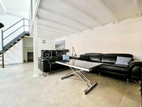EXCLUSIVITÉ – Magnifique appartement duplex avec terrasse au cœur de la Place du Forum à Reims !

Un bien rare, alliant le charme du centre historique, des volumes généreux et un confort de vie exceptionnel.

Situé Place du Forum, au sein d'une magnifique résidence sécurisée du centre-ville de Reims, découvrez ce superbe appartement en duplex de 152,95 m² habitables soit 97,67 m2 en loi carrez, dont un sous-sol entièrement aménagé , offrant des prestations de qualité et une organisation idéale pour une famille, une profession libérale ou le télétravail.

Dès l'entrée, vous serez séduits par une belle entrée avec dressing, de nombreux espaces de rangement et une distribution particulièrement fonctionnelle.

Le niveau principal comprend une agréable pièce de vie, une cuisine entièrement équipée avec plaque à induction, hotte, four, four à micro-ondes et lave-vaisselle, ainsi que deux chambres, deux bureaux, un cellier, un WC indépendant et deux salles de douche.

À l'extérieur, une terrasse vous permettra de profiter pleinement des beaux jours en toute tranquillité.

Le véritable atout de ce bien réside dans son sous-sol de 55,28 m² entièrement aménagé, comprenant deux chambres supplémentaires, une salle de douche ainsi qu'une pièce de rangement. Un espace idéal pour accueillir famille et amis, créer un espace indépendant ou répondre à de nombreux projets de vie.

Le confort est également au rendez-vous avec :
Chauffage au gaz.
Chaudière récente (3 ans).
Chauffage au sol au rez-de-chaussée.
Radiateurs au gaz dans le sous-sol.
Chauffage électrique dans les salles de douche.
Volets roulants électriques ainsi que les fenêtres de toit (Velux) motorisées.
Nombreux rangements intégrés.
Une cave.

Côté stationnement, vous bénéficierez d'un garage situé à seulement 8 minutes à pied, pour 100 € par mois, possibilité de l'acheter.
Il est également possible de stationner juste devant la résidence grâce au stationnement résidentiel, pour seulement 4,20 € par semaine, soit 16,80 € par mois, un véritable avantage en plein cœur de Reims.

Informations complémentaires

Taxe foncière 2026 : 1 850 €.
Charges de copropriété comprenant un syndic professionnel, les assurances de l'immeuble, l'entretien des parties communes, l'électricité des communs ainsi que les prestations de ménage.

Les points forts
Emplacement exceptionnel sur la Place du Forum.
Résidence de standing en plein centre-ville.
Duplex lumineux et fonctionnel.
152,95 m² habitables dont 55,28 m² aménagés.
4 chambres et 2 bureaux selon vos besoins.
Terrasse.
Cave.
Garage à proximité.
Nombreux rangements.
Prestations de qualité.

Idéal pour une famille, une activité professionnelle ou le télétravail.

Un bien particulièrement rare sur le marché Rémois, offrant un cadre de vie privilégié à quelques pas des commerces, restaurants, écoles, transports et de toutes les commodités du centre historique de Reims.