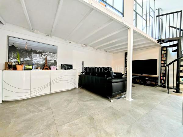 EXCLUSIVITÉ – Magnifique appartement duplex avec terrasse au cœur de la Place du Forum à Reims !

Un bien rare, alliant le charme du centre historique, des volumes généreux et un confort de vie exceptionnel.

Situé Place du Forum, au sein d'une magnifique résidence sécurisée du centre-ville de Reims, découvrez ce superbe appartement en duplex de 152,95 m² habitables soit 97,67 m2 en loi carrez, dont un sous-sol entièrement aménagé , offrant des prestations de qualité et une organisation idéale pour une famille, une profession libérale ou le télétravail.

Dès l'entrée, vous serez séduits par une belle entrée avec dressing, de nombreux espaces de rangement et une distribution particulièrement fonctionnelle.

Le niveau principal comprend une agréable pièce de vie, une cuisine entièrement équipée avec plaque à induction, hotte, four, four à micro-ondes et lave-vaisselle, ainsi que deux chambres, deux bureaux, un cellier, un WC indépendant et deux salles de douche.

À l'extérieur, une terrasse vous permettra de profiter pleinement des beaux jours en toute tranquillité.

Le véritable atout de ce bien réside dans son sous-sol de 55,28 m² entièrement aménagé, comprenant deux chambres supplémentaires, une salle de douche ainsi qu'une pièce de rangement. Un espace idéal pour accueillir famille et amis, créer un espace indépendant ou répondre à de nombreux projets de vie.

Le confort est également au rendez-vous avec :
Chauffage au gaz.
Chaudière récente (3 ans).
Chauffage au sol au rez-de-chaussée.
Radiateurs au gaz dans le sous-sol.
Chauffage électrique dans les salles de douche.
Volets roulants électriques ainsi que les fenêtres de toit (Velux) motorisées.
Nombreux rangements intégrés.
Une cave.

Côté stationnement, vous bénéficierez d'un garage situé à seulement 8 minutes à pied, pour 100 € par mois, possibilité de l'acheter.
Il est également possible de stationner juste devant la résidence grâce au stationnement résidentiel, pour seulement 4,20 € par semaine, soit 16,80 € par mois, un véritable avantage en plein cœur de Reims.

Informations complémentaires

Taxe foncière 2026 : 1 850 €.
Charges de copropriété comprenant un syndic professionnel, les assurances de l'immeuble, l'entretien des parties communes, l'électricité des communs ainsi que les prestations de ménage.

Les points forts
Emplacement exceptionnel sur la Place du Forum.
Résidence de standing en plein centre-ville.
Duplex lumineux et fonctionnel.
152,95 m² habitables dont 55,28 m² aménagés.
4 chambres et 2 bureaux selon vos besoins.
Terrasse.
Cave.
Garage à proximité.
Nombreux rangements.
Prestations de qualité.

Idéal pour une famille, une activité professionnelle ou le télétravail.

Un bien particulièrement rare sur le marché Rémois, offrant un cadre de vie privilégié à quelques pas des commerces, restaurants, écoles, transports et de toutes les commodités du centre historique de Reims.