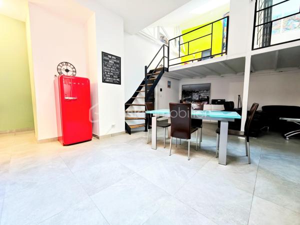 EXCLUSIVITÉ – Magnifique appartement duplex avec terrasse au cœur de la Place du Forum à Reims !

Un bien rare, alliant le charme du centre historique, des volumes généreux et un confort de vie exceptionnel.

Situé Place du Forum, au sein d'une magnifique résidence sécurisée du centre-ville de Reims, découvrez ce superbe appartement en duplex de 152,95 m² habitables soit 97,67 m2 en loi carrez, dont un sous-sol entièrement aménagé , offrant des prestations de qualité et une organisation idéale pour une famille, une profession libérale ou le télétravail.

Dès l'entrée, vous serez séduits par une belle entrée avec dressing, de nombreux espaces de rangement et une distribution particulièrement fonctionnelle.

Le niveau principal comprend une agréable pièce de vie, une cuisine entièrement équipée avec plaque à induction, hotte, four, four à micro-ondes et lave-vaisselle, ainsi que deux chambres, deux bureaux, un cellier, un WC indépendant et deux salles de douche.

À l'extérieur, une terrasse vous permettra de profiter pleinement des beaux jours en toute tranquillité.

Le véritable atout de ce bien réside dans son sous-sol de 55,28 m² entièrement aménagé, comprenant deux chambres supplémentaires, une salle de douche ainsi qu'une pièce de rangement. Un espace idéal pour accueillir famille et amis, créer un espace indépendant ou répondre à de nombreux projets de vie.

Le confort est également au rendez-vous avec :
Chauffage au gaz.
Chaudière récente (3 ans).
Chauffage au sol au rez-de-chaussée.
Radiateurs au gaz dans le sous-sol.
Chauffage électrique dans les salles de douche.
Volets roulants électriques ainsi que les fenêtres de toit (Velux) motorisées.
Nombreux rangements intégrés.
Une cave.

Côté stationnement, vous bénéficierez d'un garage situé à seulement 8 minutes à pied, pour 100 € par mois, possibilité de l'acheter.
Il est également possible de stationner juste devant la résidence grâce au stationnement résidentiel, pour seulement 4,20 € par semaine, soit 16,80 € par mois, un véritable avantage en plein cœur de Reims.

Informations complémentaires

Taxe foncière 2026 : 1 850 €.
Charges de copropriété comprenant un syndic professionnel, les assurances de l'immeuble, l'entretien des parties communes, l'électricité des communs ainsi que les prestations de ménage.

Les points forts
Emplacement exceptionnel sur la Place du Forum.
Résidence de standing en plein centre-ville.
Duplex lumineux et fonctionnel.
152,95 m² habitables dont 55,28 m² aménagés.
4 chambres et 2 bureaux selon vos besoins.
Terrasse.
Cave.
Garage à proximité.
Nombreux rangements.
Prestations de qualité.

Idéal pour une famille, une activité professionnelle ou le télétravail.

Un bien particulièrement rare sur le marché Rémois, offrant un cadre de vie privilégié à quelques pas des commerces, restaurants, écoles, transports et de toutes les commodités du centre historique de Reims.