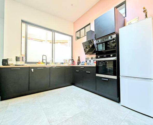 EXCLUSIVITÉ – Magnifique appartement duplex avec terrasse au cœur de la Place du Forum à Reims !

Un bien rare, alliant le charme du centre historique, des volumes généreux et un confort de vie exceptionnel.

Situé Place du Forum, au sein d'une magnifique résidence sécurisée du centre-ville de Reims, découvrez ce superbe appartement en duplex de 152,95 m² habitables soit 97,67 m2 en loi carrez, dont un sous-sol entièrement aménagé , offrant des prestations de qualité et une organisation idéale pour une famille, une profession libérale ou le télétravail.

Dès l'entrée, vous serez séduits par une belle entrée avec dressing, de nombreux espaces de rangement et une distribution particulièrement fonctionnelle.

Le niveau principal comprend une agréable pièce de vie, une cuisine entièrement équipée avec plaque à induction, hotte, four, four à micro-ondes et lave-vaisselle, ainsi que deux chambres, deux bureaux, un cellier, un WC indépendant et deux salles de douche.

À l'extérieur, une terrasse vous permettra de profiter pleinement des beaux jours en toute tranquillité.

Le véritable atout de ce bien réside dans son sous-sol de 55,28 m² entièrement aménagé, comprenant deux chambres supplémentaires, une salle de douche ainsi qu'une pièce de rangement. Un espace idéal pour accueillir famille et amis, créer un espace indépendant ou répondre à de nombreux projets de vie.

Le confort est également au rendez-vous avec :
Chauffage au gaz.
Chaudière récente (3 ans).
Chauffage au sol au rez-de-chaussée.
Radiateurs au gaz dans le sous-sol.
Chauffage électrique dans les salles de douche.
Volets roulants électriques ainsi que les fenêtres de toit (Velux) motorisées.
Nombreux rangements intégrés.
Une cave.

Côté stationnement, vous bénéficierez d'un garage situé à seulement 8 minutes à pied, pour 100 € par mois, possibilité de l'acheter.
Il est également possible de stationner juste devant la résidence grâce au stationnement résidentiel, pour seulement 4,20 € par semaine, soit 16,80 € par mois, un véritable avantage en plein cœur de Reims.

Informations complémentaires

Taxe foncière 2026 : 1 850 €.
Charges de copropriété comprenant un syndic professionnel, les assurances de l'immeuble, l'entretien des parties communes, l'électricité des communs ainsi que les prestations de ménage.

Les points forts
Emplacement exceptionnel sur la Place du Forum.
Résidence de standing en plein centre-ville.
Duplex lumineux et fonctionnel.
152,95 m² habitables dont 55,28 m² aménagés.
4 chambres et 2 bureaux selon vos besoins.
Terrasse.
Cave.
Garage à proximité.
Nombreux rangements.
Prestations de qualité.

Idéal pour une famille, une activité professionnelle ou le télétravail.

Un bien particulièrement rare sur le marché Rémois, offrant un cadre de vie privilégié à quelques pas des commerces, restaurants, écoles, transports et de toutes les commodités du centre historique de Reims.