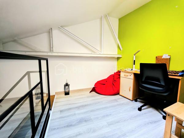 EXCLUSIVITÉ – Magnifique appartement duplex avec terrasse au cœur de la Place du Forum à Reims !

Un bien rare, alliant le charme du centre historique, des volumes généreux et un confort de vie exceptionnel.

Situé Place du Forum, au sein d'une magnifique résidence sécurisée du centre-ville de Reims, découvrez ce superbe appartement en duplex de 152,95 m² habitables soit 97,67 m2 en loi carrez, dont un sous-sol entièrement aménagé , offrant des prestations de qualité et une organisation idéale pour une famille, une profession libérale ou le télétravail.

Dès l'entrée, vous serez séduits par une belle entrée avec dressing, de nombreux espaces de rangement et une distribution particulièrement fonctionnelle.

Le niveau principal comprend une agréable pièce de vie, une cuisine entièrement équipée avec plaque à induction, hotte, four, four à micro-ondes et lave-vaisselle, ainsi que deux chambres, deux bureaux, un cellier, un WC indépendant et deux salles de douche.

À l'extérieur, une terrasse vous permettra de profiter pleinement des beaux jours en toute tranquillité.

Le véritable atout de ce bien réside dans son sous-sol de 55,28 m² entièrement aménagé, comprenant deux chambres supplémentaires, une salle de douche ainsi qu'une pièce de rangement. Un espace idéal pour accueillir famille et amis, créer un espace indépendant ou répondre à de nombreux projets de vie.

Le confort est également au rendez-vous avec :
Chauffage au gaz.
Chaudière récente (3 ans).
Chauffage au sol au rez-de-chaussée.
Radiateurs au gaz dans le sous-sol.
Chauffage électrique dans les salles de douche.
Volets roulants électriques ainsi que les fenêtres de toit (Velux) motorisées.
Nombreux rangements intégrés.
Une cave.

Côté stationnement, vous bénéficierez d'un garage situé à seulement 8 minutes à pied, pour 100 € par mois, possibilité de l'acheter.
Il est également possible de stationner juste devant la résidence grâce au stationnement résidentiel, pour seulement 4,20 € par semaine, soit 16,80 € par mois, un véritable avantage en plein cœur de Reims.

Informations complémentaires

Taxe foncière 2026 : 1 850 €.
Charges de copropriété comprenant un syndic professionnel, les assurances de l'immeuble, l'entretien des parties communes, l'électricité des communs ainsi que les prestations de ménage.

Les points forts
Emplacement exceptionnel sur la Place du Forum.
Résidence de standing en plein centre-ville.
Duplex lumineux et fonctionnel.
152,95 m² habitables dont 55,28 m² aménagés.
4 chambres et 2 bureaux selon vos besoins.
Terrasse.
Cave.
Garage à proximité.
Nombreux rangements.
Prestations de qualité.

Idéal pour une famille, une activité professionnelle ou le télétravail.

Un bien particulièrement rare sur le marché Rémois, offrant un cadre de vie privilégié à quelques pas des commerces, restaurants, écoles, transports et de toutes les commodités du centre historique de Reims.