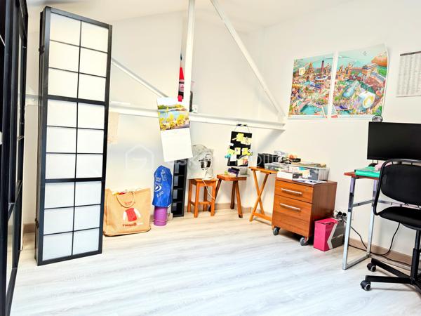 EXCLUSIVITÉ – Magnifique appartement duplex avec terrasse au cœur de la Place du Forum à Reims !

Un bien rare, alliant le charme du centre historique, des volumes généreux et un confort de vie exceptionnel.

Situé Place du Forum, au sein d'une magnifique résidence sécurisée du centre-ville de Reims, découvrez ce superbe appartement en duplex de 152,95 m² habitables soit 97,67 m2 en loi carrez, dont un sous-sol entièrement aménagé , offrant des prestations de qualité et une organisation idéale pour une famille, une profession libérale ou le télétravail.

Dès l'entrée, vous serez séduits par une belle entrée avec dressing, de nombreux espaces de rangement et une distribution particulièrement fonctionnelle.

Le niveau principal comprend une agréable pièce de vie, une cuisine entièrement équipée avec plaque à induction, hotte, four, four à micro-ondes et lave-vaisselle, ainsi que deux chambres, deux bureaux, un cellier, un WC indépendant et deux salles de douche.

À l'extérieur, une terrasse vous permettra de profiter pleinement des beaux jours en toute tranquillité.

Le véritable atout de ce bien réside dans son sous-sol de 55,28 m² entièrement aménagé, comprenant deux chambres supplémentaires, une salle de douche ainsi qu'une pièce de rangement. Un espace idéal pour accueillir famille et amis, créer un espace indépendant ou répondre à de nombreux projets de vie.

Le confort est également au rendez-vous avec :
Chauffage au gaz.
Chaudière récente (3 ans).
Chauffage au sol au rez-de-chaussée.
Radiateurs au gaz dans le sous-sol.
Chauffage électrique dans les salles de douche.
Volets roulants électriques ainsi que les fenêtres de toit (Velux) motorisées.
Nombreux rangements intégrés.
Une cave.

Côté stationnement, vous bénéficierez d'un garage situé à seulement 8 minutes à pied, pour 100 € par mois, possibilité de l'acheter.
Il est également possible de stationner juste devant la résidence grâce au stationnement résidentiel, pour seulement 4,20 € par semaine, soit 16,80 € par mois, un véritable avantage en plein cœur de Reims.

Informations complémentaires

Taxe foncière 2026 : 1 850 €.
Charges de copropriété comprenant un syndic professionnel, les assurances de l'immeuble, l'entretien des parties communes, l'électricité des communs ainsi que les prestations de ménage.

Les points forts
Emplacement exceptionnel sur la Place du Forum.
Résidence de standing en plein centre-ville.
Duplex lumineux et fonctionnel.
152,95 m² habitables dont 55,28 m² aménagés.
4 chambres et 2 bureaux selon vos besoins.
Terrasse.
Cave.
Garage à proximité.
Nombreux rangements.
Prestations de qualité.

Idéal pour une famille, une activité professionnelle ou le télétravail.

Un bien particulièrement rare sur le marché Rémois, offrant un cadre de vie privilégié à quelques pas des commerces, restaurants, écoles, transports et de toutes les commodités du centre historique de Reims.