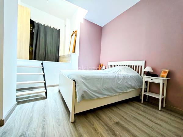 EXCLUSIVITÉ – Magnifique appartement duplex avec terrasse au cœur de la Place du Forum à Reims !

Un bien rare, alliant le charme du centre historique, des volumes généreux et un confort de vie exceptionnel.

Situé Place du Forum, au sein d'une magnifique résidence sécurisée du centre-ville de Reims, découvrez ce superbe appartement en duplex de 152,95 m² habitables soit 97,67 m2 en loi carrez, dont un sous-sol entièrement aménagé , offrant des prestations de qualité et une organisation idéale pour une famille, une profession libérale ou le télétravail.

Dès l'entrée, vous serez séduits par une belle entrée avec dressing, de nombreux espaces de rangement et une distribution particulièrement fonctionnelle.

Le niveau principal comprend une agréable pièce de vie, une cuisine entièrement équipée avec plaque à induction, hotte, four, four à micro-ondes et lave-vaisselle, ainsi que deux chambres, deux bureaux, un cellier, un WC indépendant et deux salles de douche.

À l'extérieur, une terrasse vous permettra de profiter pleinement des beaux jours en toute tranquillité.

Le véritable atout de ce bien réside dans son sous-sol de 55,28 m² entièrement aménagé, comprenant deux chambres supplémentaires, une salle de douche ainsi qu'une pièce de rangement. Un espace idéal pour accueillir famille et amis, créer un espace indépendant ou répondre à de nombreux projets de vie.

Le confort est également au rendez-vous avec :
Chauffage au gaz.
Chaudière récente (3 ans).
Chauffage au sol au rez-de-chaussée.
Radiateurs au gaz dans le sous-sol.
Chauffage électrique dans les salles de douche.
Volets roulants électriques ainsi que les fenêtres de toit (Velux) motorisées.
Nombreux rangements intégrés.
Une cave.

Côté stationnement, vous bénéficierez d'un garage situé à seulement 8 minutes à pied, pour 100 € par mois, possibilité de l'acheter.
Il est également possible de stationner juste devant la résidence grâce au stationnement résidentiel, pour seulement 4,20 € par semaine, soit 16,80 € par mois, un véritable avantage en plein cœur de Reims.

Informations complémentaires

Taxe foncière 2026 : 1 850 €.
Charges de copropriété comprenant un syndic professionnel, les assurances de l'immeuble, l'entretien des parties communes, l'électricité des communs ainsi que les prestations de ménage.

Les points forts
Emplacement exceptionnel sur la Place du Forum.
Résidence de standing en plein centre-ville.
Duplex lumineux et fonctionnel.
152,95 m² habitables dont 55,28 m² aménagés.
4 chambres et 2 bureaux selon vos besoins.
Terrasse.
Cave.
Garage à proximité.
Nombreux rangements.
Prestations de qualité.

Idéal pour une famille, une activité professionnelle ou le télétravail.

Un bien particulièrement rare sur le marché Rémois, offrant un cadre de vie privilégié à quelques pas des commerces, restaurants, écoles, transports et de toutes les commodités du centre historique de Reims.