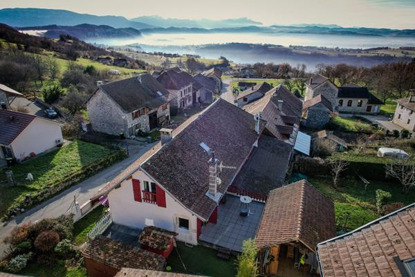 Charmante Maison en Pierre au coeur du village de Saint Maurice de Rotherens