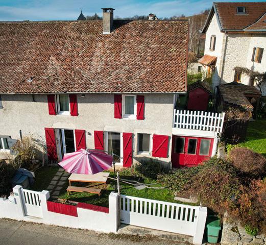 Charmante Maison en Pierre au coeur du village de Saint Maurice de Rotherens
