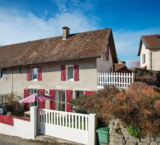 Charmante Maison en Pierre au coeur du village de Saint Maurice de Rotherens