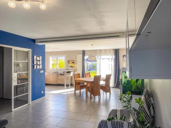 Calais Dpt(62) à vendre  Pavillon  individuel de 2014 ( 103m2 ), 3chambres , dressing , lingerie , terrasse , jardin , chalet