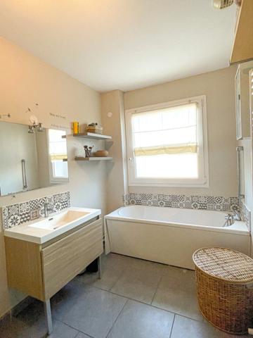 Calais Dpt(62) à vendre  Pavillon  individuel de 2014 ( 103m2 ), 3chambres , dressing , lingerie , terrasse , jardin , chalet