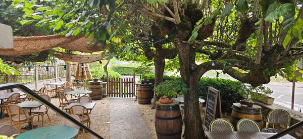 Local commercial restaurant, terrasse, appartement