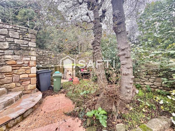 Maison de caractère 220m2, jardin, terrasse, places de parking privatives