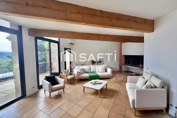 Maison de caractère 220m2, jardin, terrasse, places de parking privatives