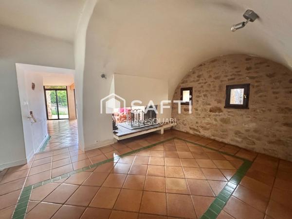 Maison de caractère 220m2, jardin, terrasse, places de parking privatives