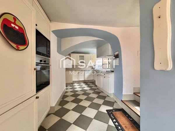 Maison de caractère 220m2, jardin, terrasse, places de parking privatives