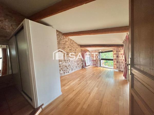 Maison de caractère 220m2, jardin, terrasse, places de parking privatives