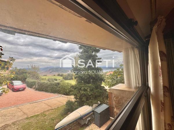 Maison de caractère 220m2, jardin, terrasse, places de parking privatives