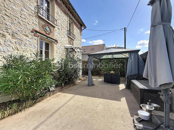 Au cœur de Champagne-sur-Seine, à proximité immédiate des commerces et des écoles, découvrez cette maison en pierre des années 1900 d’environ 90 m², parfaitement entretenue et ne nécessitant pas de travaux.

Édifiée sur deux niveaux, elle offre au rez-de-chaussée une entrée desservant un agréable salon-séjour, une cuisine aménagée et équipée ainsi qu’un WC indépendant.

À l’étage, un palier dessert trois chambres ainsi qu’une salle d’eau équipée d’une douche à l’italienne.

La maison bénéficie également d’un sous-sol occupant toute la surface sous la maison, accessible uniquement par un escalier extérieur. Cet espace offre un volume appréciable pour le stockage, le rangement ou différents usages annexes. Il n’est pas accessible en véhicule.

À l’extérieur, la parcelle d’environ 400 m² a été aménagée pour profiter pleinement des beaux jours. Vous y trouverez une piscine hors-sol semi-enterrée, une belle terrasse ainsi qu’un véritable espace détente avec bar et coin repos.

Un studio indépendant complète la propriété. Isolé et aménagé, il constitue un espace supplémentaire particulièrement appréciable pour recevoir, télétravailler ou disposer d’un espace totalement indépendant de la maison principale.

Côté confort, la maison bénéficie d’une pompe à chaleur très récente, de fenêtres en double vitrage ainsi que d’un tableau électrique récent.

Une maison pleine de charme, bien entretenue et immédiatement habitable, avec des extérieurs agréables, un sous-sol généreux et le véritable plus d’un studio indépendant.

Pour toute information complémentaire ou pour organiser une visite, contactez-moi.

La présentation d’une pièce d’identité en cours de validité sera demandée lors de la visite, conformément à l’article L.561-5 du Code monétaire et financier.