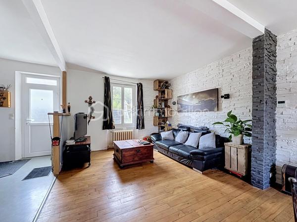 Au cœur de Champagne-sur-Seine, à proximité immédiate des commerces et des écoles, découvrez cette maison en pierre des années 1900 d’environ 90 m², parfaitement entretenue et ne nécessitant pas de travaux.

Édifiée sur deux niveaux, elle offre au rez-de-chaussée une entrée desservant un agréable salon-séjour, une cuisine aménagée et équipée ainsi qu’un WC indépendant.

À l’étage, un palier dessert trois chambres ainsi qu’une salle d’eau équipée d’une douche à l’italienne.

La maison bénéficie également d’un sous-sol occupant toute la surface sous la maison, accessible uniquement par un escalier extérieur. Cet espace offre un volume appréciable pour le stockage, le rangement ou différents usages annexes. Il n’est pas accessible en véhicule.

À l’extérieur, la parcelle d’environ 400 m² a été aménagée pour profiter pleinement des beaux jours. Vous y trouverez une piscine hors-sol semi-enterrée, une belle terrasse ainsi qu’un véritable espace détente avec bar et coin repos.

Un studio indépendant complète la propriété. Isolé et aménagé, il constitue un espace supplémentaire particulièrement appréciable pour recevoir, télétravailler ou disposer d’un espace totalement indépendant de la maison principale.

Côté confort, la maison bénéficie d’une pompe à chaleur très récente, de fenêtres en double vitrage ainsi que d’un tableau électrique récent.

Une maison pleine de charme, bien entretenue et immédiatement habitable, avec des extérieurs agréables, un sous-sol généreux et le véritable plus d’un studio indépendant.

Pour toute information complémentaire ou pour organiser une visite, contactez-moi.

La présentation d’une pièce d’identité en cours de validité sera demandée lors de la visite, conformément à l’article L.561-5 du Code monétaire et financier.