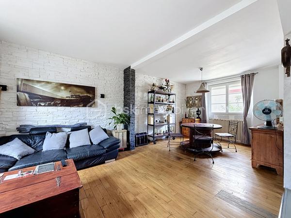 Au cœur de Champagne-sur-Seine, à proximité immédiate des commerces et des écoles, découvrez cette maison en pierre des années 1900 d’environ 90 m², parfaitement entretenue et ne nécessitant pas de travaux.

Édifiée sur deux niveaux, elle offre au rez-de-chaussée une entrée desservant un agréable salon-séjour, une cuisine aménagée et équipée ainsi qu’un WC indépendant.

À l’étage, un palier dessert trois chambres ainsi qu’une salle d’eau équipée d’une douche à l’italienne.

La maison bénéficie également d’un sous-sol occupant toute la surface sous la maison, accessible uniquement par un escalier extérieur. Cet espace offre un volume appréciable pour le stockage, le rangement ou différents usages annexes. Il n’est pas accessible en véhicule.

À l’extérieur, la parcelle d’environ 400 m² a été aménagée pour profiter pleinement des beaux jours. Vous y trouverez une piscine hors-sol semi-enterrée, une belle terrasse ainsi qu’un véritable espace détente avec bar et coin repos.

Un studio indépendant complète la propriété. Isolé et aménagé, il constitue un espace supplémentaire particulièrement appréciable pour recevoir, télétravailler ou disposer d’un espace totalement indépendant de la maison principale.

Côté confort, la maison bénéficie d’une pompe à chaleur très récente, de fenêtres en double vitrage ainsi que d’un tableau électrique récent.

Une maison pleine de charme, bien entretenue et immédiatement habitable, avec des extérieurs agréables, un sous-sol généreux et le véritable plus d’un studio indépendant.

Pour toute information complémentaire ou pour organiser une visite, contactez-moi.

La présentation d’une pièce d’identité en cours de validité sera demandée lors de la visite, conformément à l’article L.561-5 du Code monétaire et financier.
