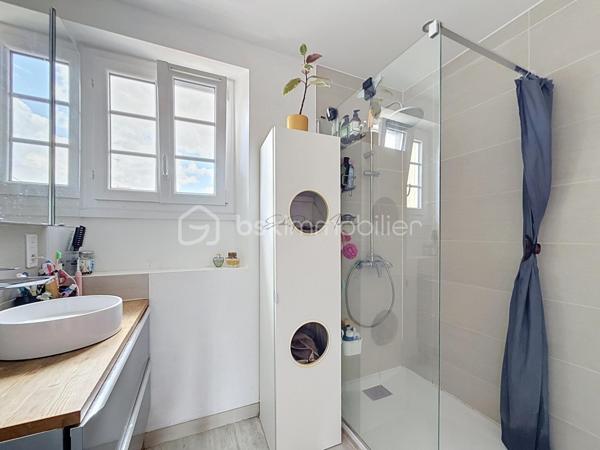 Au cœur de Champagne-sur-Seine, à proximité immédiate des commerces et des écoles, découvrez cette maison en pierre des années 1900 d’environ 90 m², parfaitement entretenue et ne nécessitant pas de travaux.

Édifiée sur deux niveaux, elle offre au rez-de-chaussée une entrée desservant un agréable salon-séjour, une cuisine aménagée et équipée ainsi qu’un WC indépendant.

À l’étage, un palier dessert trois chambres ainsi qu’une salle d’eau équipée d’une douche à l’italienne.

La maison bénéficie également d’un sous-sol occupant toute la surface sous la maison, accessible uniquement par un escalier extérieur. Cet espace offre un volume appréciable pour le stockage, le rangement ou différents usages annexes. Il n’est pas accessible en véhicule.

À l’extérieur, la parcelle d’environ 400 m² a été aménagée pour profiter pleinement des beaux jours. Vous y trouverez une piscine hors-sol semi-enterrée, une belle terrasse ainsi qu’un véritable espace détente avec bar et coin repos.

Un studio indépendant complète la propriété. Isolé et aménagé, il constitue un espace supplémentaire particulièrement appréciable pour recevoir, télétravailler ou disposer d’un espace totalement indépendant de la maison principale.

Côté confort, la maison bénéficie d’une pompe à chaleur très récente, de fenêtres en double vitrage ainsi que d’un tableau électrique récent.

Une maison pleine de charme, bien entretenue et immédiatement habitable, avec des extérieurs agréables, un sous-sol généreux et le véritable plus d’un studio indépendant.

Pour toute information complémentaire ou pour organiser une visite, contactez-moi.

La présentation d’une pièce d’identité en cours de validité sera demandée lors de la visite, conformément à l’article L.561-5 du Code monétaire et financier.