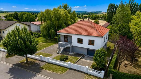 FAULQUEMONT – Maison de plain-pied sur sous sol complet, cadre verdoyant et 76 ares de propriété