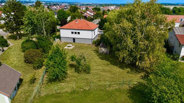 FAULQUEMONT – Maison de plain-pied sur sous sol complet, cadre verdoyant et 76 ares de propriété