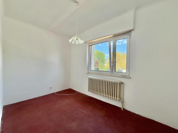 FAULQUEMONT – Maison de plain-pied sur sous sol complet, cadre verdoyant et 76 ares de propriété