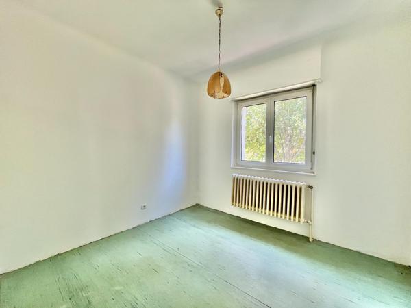 FAULQUEMONT – Maison de plain-pied sur sous sol complet, cadre verdoyant et 76 ares de propriété