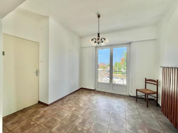 FAULQUEMONT – Maison de plain-pied sur sous sol complet, cadre verdoyant et 76 ares de propriété
