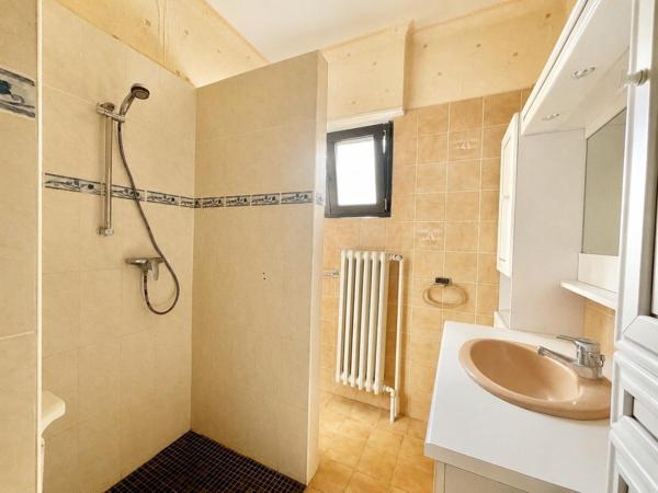 FAULQUEMONT – Maison de plain-pied sur sous sol complet, cadre verdoyant et 76 ares de propriété