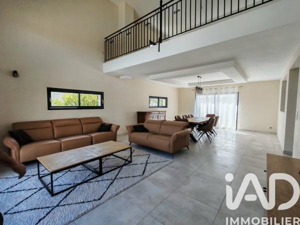 Maison à vendre 7 pièces 218 m² Luynes