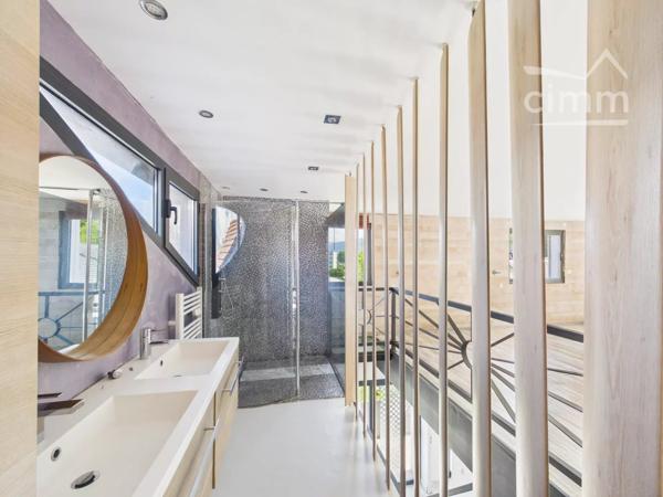 EXCLUSIVITÉ – Maison avec piscine hors sol et appartement indépendant à Gières sur terrain de 470m2